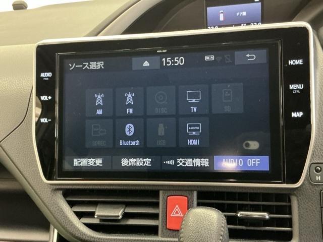 ヴォクシー ＺＳ煌ＩＩＩ　ドラレコ　ナビ　Ｒカメラ　後席モニター　コーナーセンサ　プリクラッシュ　スマートキ　アイスト　ＤＶＤ再生機能　記録簿付き　横滑り防止装置　三列シート　盗難防止　オートエアコン　キーレス　ＥＴＣ装備（11枚目）