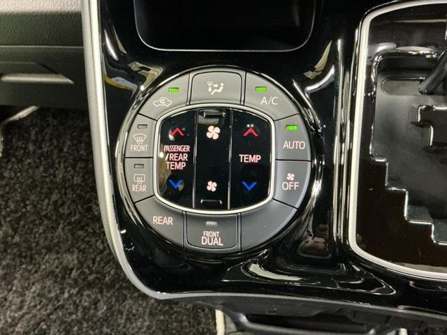 ヴォクシー ＺＳ煌ＩＩＩ　ドラレコ　ナビ　Ｒカメラ　後席モニター　コーナーセンサ　プリクラッシュ　スマートキ　アイスト　ＤＶＤ再生機能　記録簿付き　横滑り防止装置　三列シート　盗難防止　オートエアコン　キーレス　ＥＴＣ装備（16枚目）