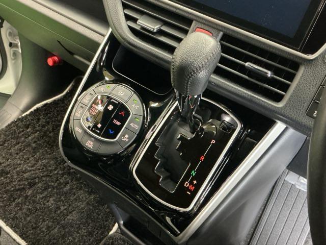 ヴォクシー ＺＳ煌ＩＩＩ　ドラレコ　ナビ　Ｒカメラ　後席モニター　コーナーセンサ　プリクラッシュ　スマートキ　アイスト　ＤＶＤ再生機能　記録簿付き　横滑り防止装置　三列シート　盗難防止　オートエアコン　キーレス　ＥＴＣ装備（17枚目）