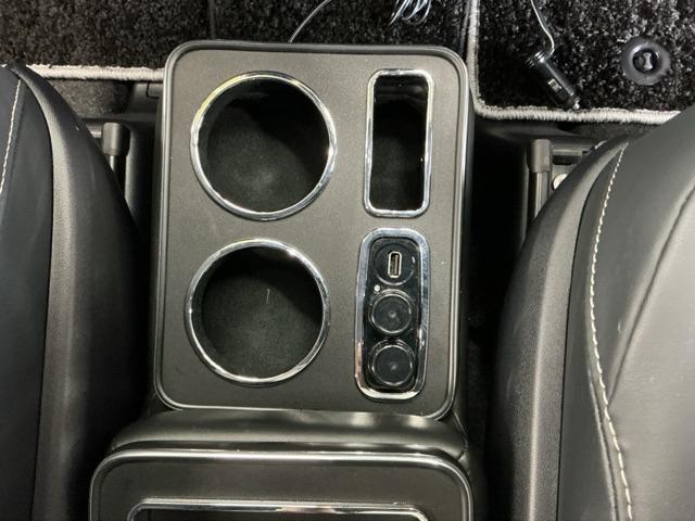 ヴォクシー ＺＳ煌ＩＩＩ　ドラレコ　ナビ　Ｒカメラ　後席モニター　コーナーセンサ　プリクラッシュ　スマートキ　アイスト　ＤＶＤ再生機能　記録簿付き　横滑り防止装置　三列シート　盗難防止　オートエアコン　キーレス　ＥＴＣ装備（18枚目）