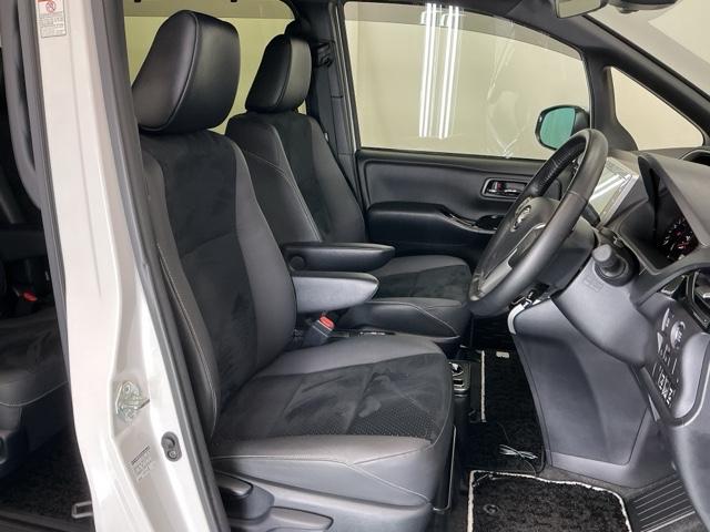 ヴォクシー ＺＳ煌ＩＩＩ　ドラレコ　ナビ　Ｒカメラ　後席モニター　コーナーセンサ　プリクラッシュ　スマートキ　アイスト　ＤＶＤ再生機能　記録簿付き　横滑り防止装置　三列シート　盗難防止　オートエアコン　キーレス　ＥＴＣ装備（20枚目）