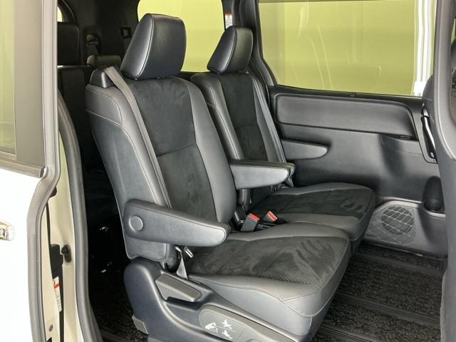 ヴォクシー ＺＳ煌ＩＩＩ　ドラレコ　ナビ　Ｒカメラ　後席モニター　コーナーセンサ　プリクラッシュ　スマートキ　アイスト　ＤＶＤ再生機能　記録簿付き　横滑り防止装置　三列シート　盗難防止　オートエアコン　キーレス　ＥＴＣ装備（21枚目）