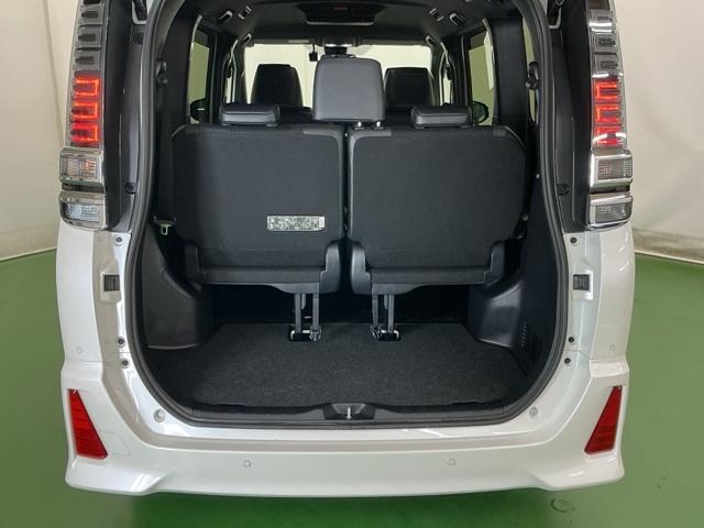 ヴォクシー ＺＳ煌ＩＩＩ　ドラレコ　ナビ　Ｒカメラ　後席モニター　コーナーセンサ　プリクラッシュ　スマートキ　アイスト　ＤＶＤ再生機能　記録簿付き　横滑り防止装置　三列シート　盗難防止　オートエアコン　キーレス　ＥＴＣ装備（28枚目）