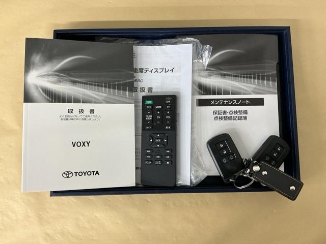 ヴォクシー ＺＳ煌ＩＩＩ　ドラレコ　ナビ　Ｒカメラ　後席モニター　コーナーセンサ　プリクラッシュ　スマートキ　アイスト　ＤＶＤ再生機能　記録簿付き　横滑り防止装置　三列シート　盗難防止　オートエアコン　キーレス　ＥＴＣ装備（29枚目）