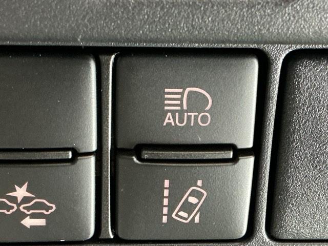 ヴォクシー ＺＳ煌ＩＩＩ　ドラレコ　ナビ　Ｒカメラ　後席モニター　コーナーセンサ　プリクラッシュ　スマートキ　アイスト　ＤＶＤ再生機能　記録簿付き　横滑り防止装置　三列シート　盗難防止　オートエアコン　キーレス　ＥＴＣ装備（46枚目）