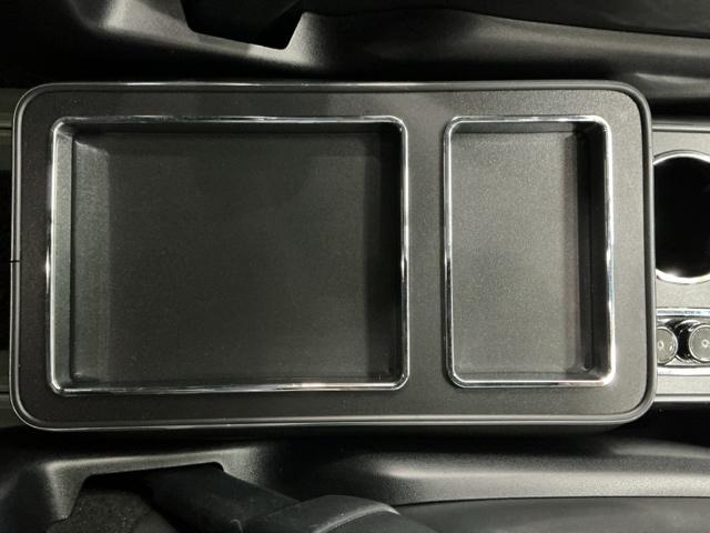 ヴォクシー ＺＳ煌ＩＩＩ　ドラレコ　ナビ　Ｒカメラ　後席モニター　コーナーセンサ　プリクラッシュ　スマートキ　アイスト　ＤＶＤ再生機能　記録簿付き　横滑り防止装置　三列シート　盗難防止　オートエアコン　キーレス　ＥＴＣ装備（49枚目）