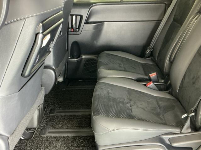 ヴォクシー ＺＳ煌ＩＩＩ　ドラレコ　ナビ　Ｒカメラ　後席モニター　コーナーセンサ　プリクラッシュ　スマートキ　アイスト　ＤＶＤ再生機能　記録簿付き　横滑り防止装置　三列シート　盗難防止　オートエアコン　キーレス　ＥＴＣ装備（57枚目）