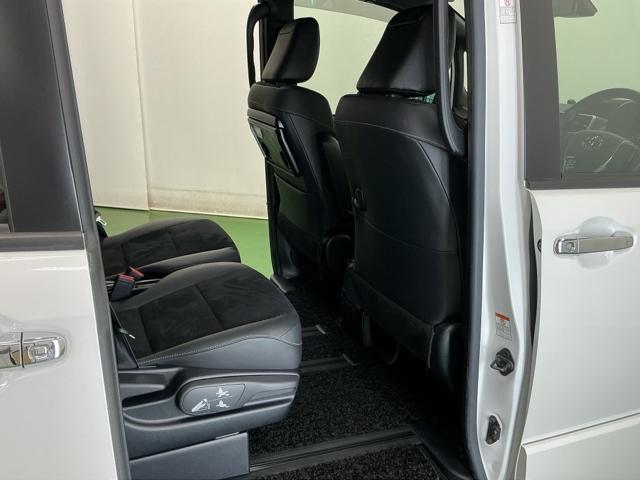 ヴォクシー ＺＳ煌ＩＩＩ　ドラレコ　ナビ　Ｒカメラ　後席モニター　コーナーセンサ　プリクラッシュ　スマートキ　アイスト　ＤＶＤ再生機能　記録簿付き　横滑り防止装置　三列シート　盗難防止　オートエアコン　キーレス　ＥＴＣ装備（58枚目）