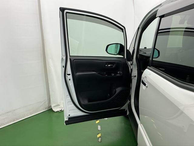 ヴォクシー ＺＳ煌ＩＩＩ　ドラレコ　ナビ　Ｒカメラ　後席モニター　コーナーセンサ　プリクラッシュ　スマートキ　アイスト　ＤＶＤ再生機能　記録簿付き　横滑り防止装置　三列シート　盗難防止　オートエアコン　キーレス　ＥＴＣ装備（59枚目）