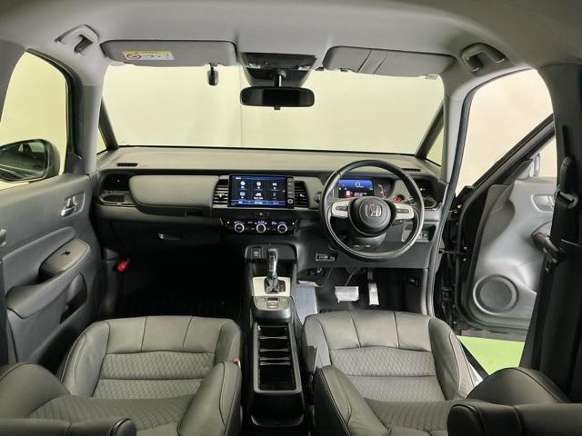 �h���C�o�[�𒆐S�Ɏ��R�Ɏ肪�͂��ʒu�ɂ`�s�Z���N�g���o�[��G�A�R���A�l�X�ȑ���X�C�b�`�Ȃǂ�z�u�A���쐫�ɗD��Ă��܂�