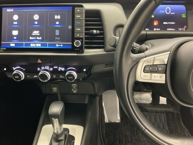 �z���_�����������[�i�r���ڂȂ̂ŁA�����ւ̃h���C�u�����C���������I�X�e�A�����O���葤�ɃI�[�f�B�I�֘A�̃R���g���[���X�C�b�`��z�u���Ă��܂��B���쎞�͎�������炷���ƂȂ��^�]�ɏW���ł��܂�