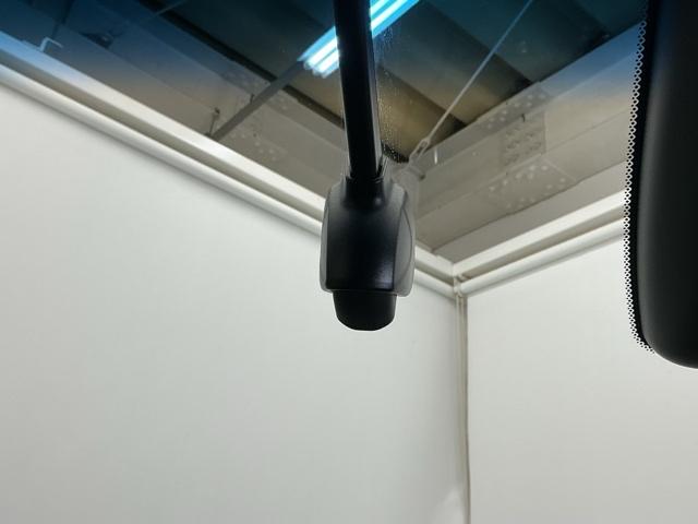 �܂����I�̎��̂��߂Ƀh���C�u���R�[�_�[�������Ă��܂��B�Փ˂����m����ƈ�莞�ԉ摜�������ۑ��ł���̂ň��S�ł�