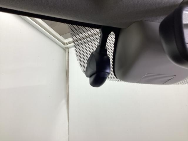 �܂����I�̎��̂��߂Ƀh���C�u���R�[�_�[�������Ă��܂��B�Փ˂����m����ƈ�莞�ԉ摜�������ۑ��ł���̂ň��S�ł��B