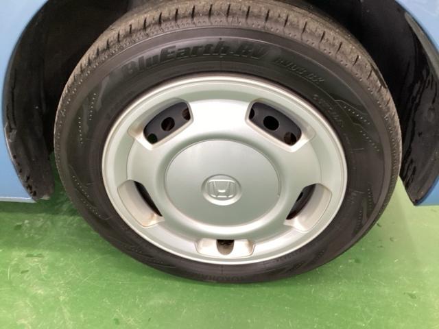 �X�`�[���z�C�[���ɂ͂��ꂢ�ɃN���[�j���O���ꂽ�z�C�[���g�����i�L���b�v�j���t���Ă��܂�