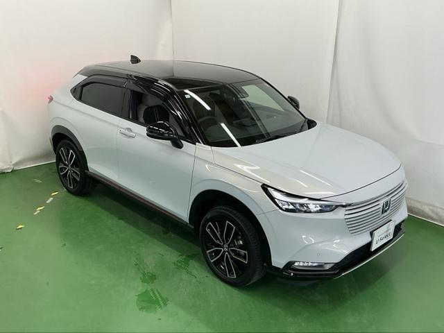 ヴェゼル ｅ：ＨＥＶＰＬａＹ　ナビ　Ｒカメラ　ブルートゥース　フルセグ　衝突被害軽減ブレーキ　カーテンエアバッグ　盗難防止装置　アイドルストップ　Ｐセンサー　ＡＢＳ　ＥＳＣ　フルオートエアコン　シートヒータ　エアバッグ　Ａライト（8枚目）