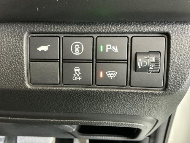 ヴェゼル ｅ：ＨＥＶＰＬａＹ　ナビ　Ｒカメラ　ブルートゥース　フルセグ　衝突被害軽減ブレーキ　カーテンエアバッグ　盗難防止装置　アイドルストップ　Ｐセンサー　ＡＢＳ　ＥＳＣ　フルオートエアコン　シートヒータ　エアバッグ　Ａライト（32枚目）