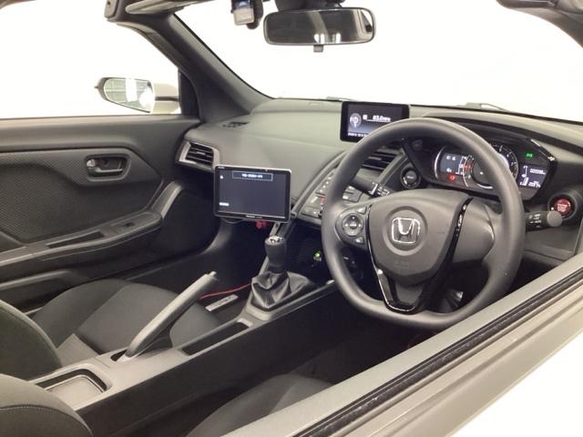 �h���C�o�[�𒆐S�Ɏ��R�Ɏ肪�͂��ʒu�ɃV�t�g���o�[��G�A�R���A�l�X�ȑ���X�C�b�`�Ȃǂ�z�u�A���쐫�ɗD��Ă��܂�