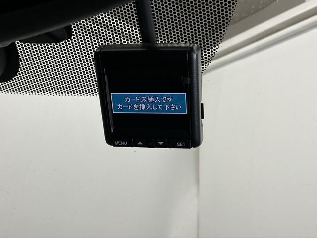 �܂����I�̎��̂��߂Ƀh���C�u���R�[�_�[�������Ă��܂��B�Փ˂����m����ƈ�莞�ԉ摜�������ۑ��ł���̂ň��S�ł��B