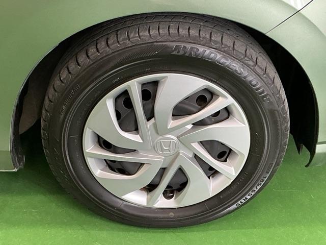 �X�`�[���z�C�[���ɂ͂��ꂢ�ɃN���[�j���O���ꂽ�z�C�[���g�����i�L���b�v�j���t���Ă��܂�