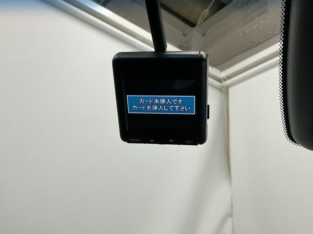 フィット ｅ：ＨＥＶホーム　ドラレコ　ナビ　Ｒカメラ　ブルートゥース　前後誤発進抑制機能　クリソナ　助手席エアバッグ　運転席エアバッグ　アイドリングストップ　ＬＥＤライト　ＵＳＢ接続　バックカメラ　ＡＢＳ　サイドエアバッグ（13枚目）