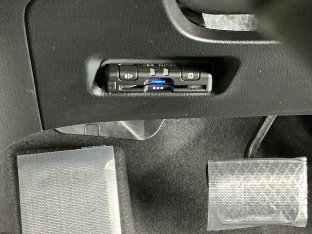 フィット ｅ：ＨＥＶホーム　ドラレコ　ナビ　Ｒカメラ　ブルートゥース　前後誤発進抑制機能　クリソナ　助手席エアバッグ　運転席エアバッグ　アイドリングストップ　ＬＥＤライト　ＵＳＢ接続　バックカメラ　ＡＢＳ　サイドエアバッグ（14枚目）