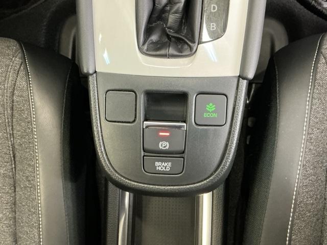 フィット ｅ：ＨＥＶホーム　ドラレコ　ナビ　Ｒカメラ　ブルートゥース　前後誤発進抑制機能　クリソナ　助手席エアバッグ　運転席エアバッグ　アイドリングストップ　ＬＥＤライト　ＵＳＢ接続　バックカメラ　ＡＢＳ　サイドエアバッグ（17枚目）