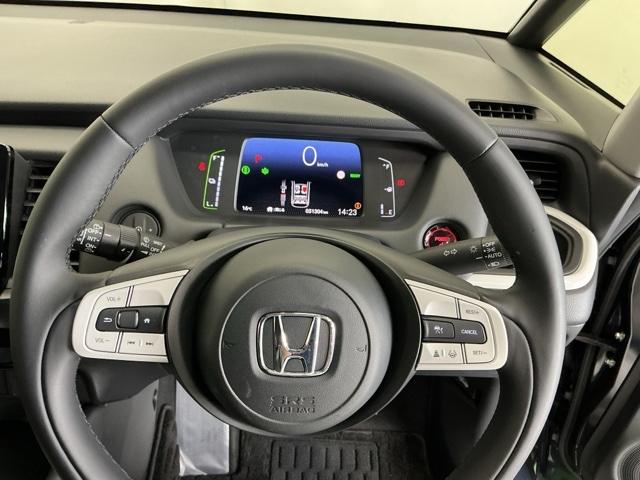 フィット ｅ：ＨＥＶホーム　ドラレコ　ナビ　Ｒカメラ　ブルートゥース　前後誤発進抑制機能　クリソナ　助手席エアバッグ　運転席エアバッグ　アイドリングストップ　ＬＥＤライト　ＵＳＢ接続　バックカメラ　ＡＢＳ　サイドエアバッグ（24枚目）