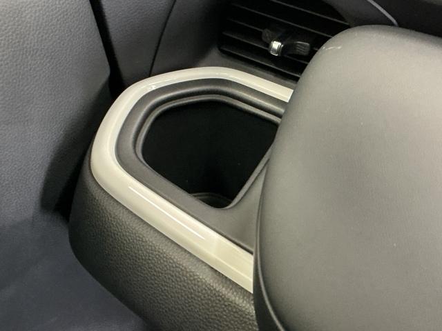 フィット ｅ：ＨＥＶホーム　ドラレコ　ナビ　Ｒカメラ　ブルートゥース　前後誤発進抑制機能　クリソナ　助手席エアバッグ　運転席エアバッグ　アイドリングストップ　ＬＥＤライト　ＵＳＢ接続　バックカメラ　ＡＢＳ　サイドエアバッグ（56枚目）