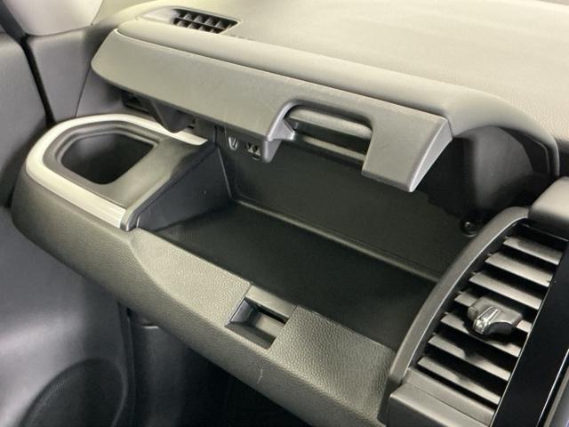 フィット ｅ：ＨＥＶホーム　ドラレコ　ナビ　Ｒカメラ　ブルートゥース　前後誤発進抑制機能　クリソナ　助手席エアバッグ　運転席エアバッグ　アイドリングストップ　ＬＥＤライト　ＵＳＢ接続　バックカメラ　ＡＢＳ　サイドエアバッグ（57枚目）