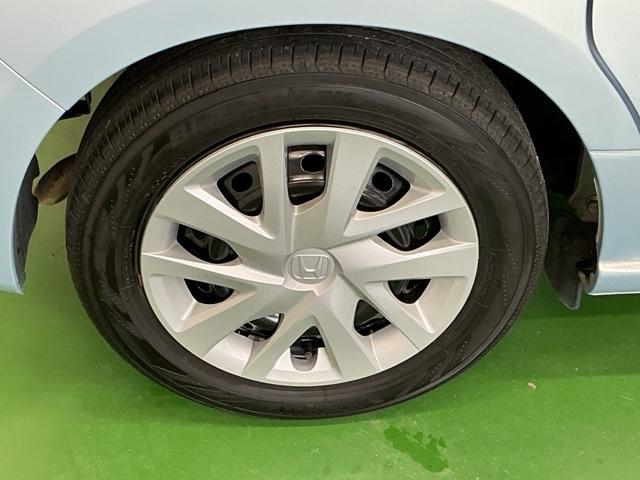 �X�`�[���z�C�[���ɂ͂��ꂢ�ɃN���[�j���O���ꂽ�z�C�[���g�����i�L���b�v�j���t���Ă��܂�