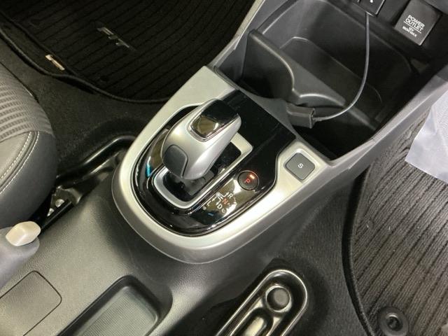 フィットハイブリッド Ｌホンダセンシング　ドラレコ　ナビ　Ｒカメラ　ブルートゥース　軽減ブレーキ　ＬＥＤ　サイドＳＲＳ　横滑り防止　ドライブレコーダー　フルセグテレビ　記録簿　パワーステアリング　盗難防止装置　オートクルーズ　ＥＴＣ車載器（16枚目）