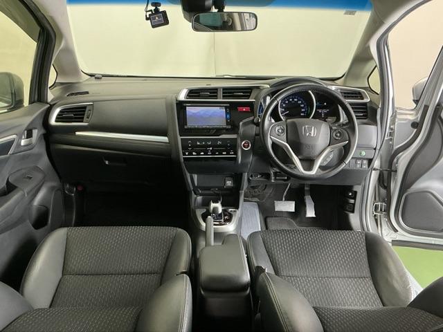 フィットハイブリッド Ｌパッケージ　ナビ　Ｒカメラ　ブルートゥース　フルセグ　サイドエアバック　ＤＶＤ再生　ＬＥＤ　ＥＣＯＮ　バックカメラ　オートクルーズコントロール　イモビライザー　ＥＴＣ　ＥＳＣ　ＡＵＴＯエアコン　ＡＢＳ　キーフリー（2枚目）