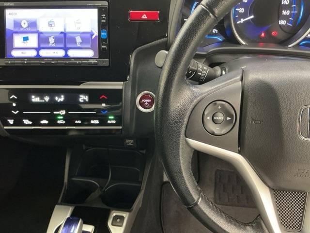 フィットハイブリッド Ｌパッケージ　ナビ　Ｒカメラ　ブルートゥース　フルセグ　サイドエアバック　ＤＶＤ再生　ＬＥＤ　ＥＣＯＮ　バックカメラ　オートクルーズコントロール　イモビライザー　ＥＴＣ　ＥＳＣ　ＡＵＴＯエアコン　ＡＢＳ　キーフリー（3枚目）