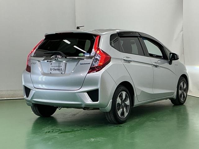 フィットハイブリッド Ｌパッケージ　ナビ　Ｒカメラ　ブルートゥース　フルセグ　サイドエアバック　ＤＶＤ再生　ＬＥＤ　ＥＣＯＮ　バックカメラ　オートクルーズコントロール　イモビライザー　ＥＴＣ　ＥＳＣ　ＡＵＴＯエアコン　ＡＢＳ　キーフリー（8枚目）