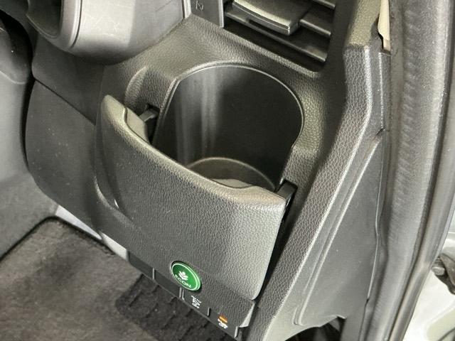 フィットハイブリッド Ｌパッケージ　ナビ　Ｒカメラ　ブルートゥース　フルセグ　サイドエアバック　ＤＶＤ再生　ＬＥＤ　ＥＣＯＮ　バックカメラ　オートクルーズコントロール　イモビライザー　ＥＴＣ　ＥＳＣ　ＡＵＴＯエアコン　ＡＢＳ　キーフリー（16枚目）