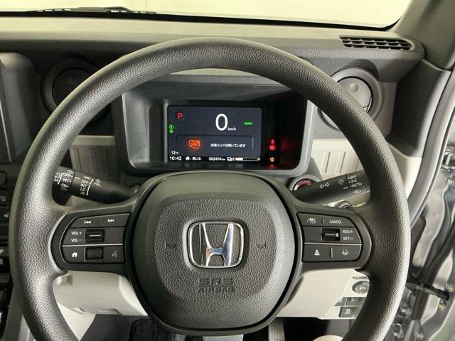 �X�e�A�����O�E�葤�Ɉ��S�^�]�x���@�\�̃z���_�Z���V���O���R���g���[������X�C�b�`�A���葤�ɃI�[�f�B�I�֘A�̃R���g���[���X�C�b�`��z�u�A��������炷���ƂȂ��^�]�ɏW���ł��܂�