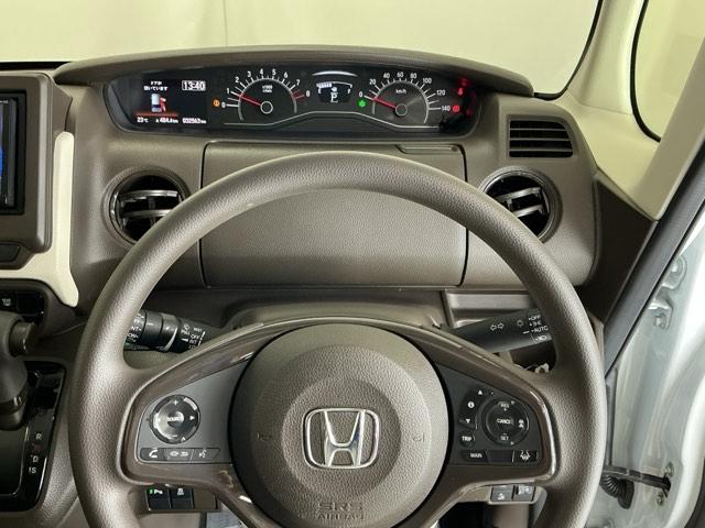 �X�e�A�����O�E�葤�Ɉ��S�^�]�x���@�\�̃z���_�Z���V���O���R���g���[������X�C�b�`�A���葤�ɃI�[�f�B�I�֘A�̃R���g���[���X�C�b�`��z�u�A��������炷���ƂȂ��^�]�ɏW���ł��܂�