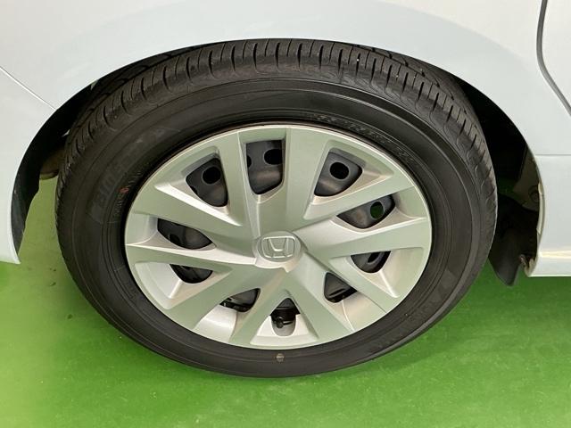 �X�`�[���z�C�[���ɂ͂��ꂢ�ɃN���[�j���O���ꂽ�z�C�[���g�����i�L���b�v�j���t���Ă��܂�