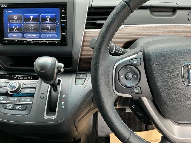 フリード クロスター・ホンダセンシング　ナビ　Ｒカメラ　ブルートゥース　フルセグ　両ＰＳＤ　ＵＳＢポート　地デジ　エアバック　Ｉストップ　ＶＳＡ　リヤカメラ　３列シート　整備記録簿　ＤＶＤ再生　イモビライザー　キーフリー　パワステ　クルコン（3枚目）