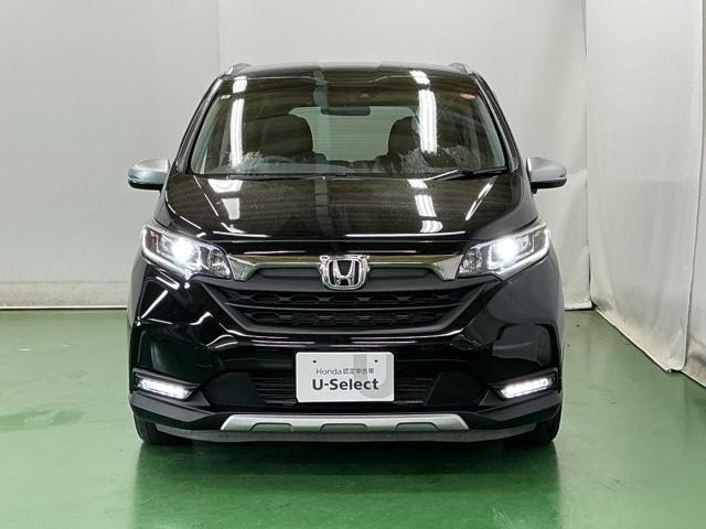 フリード クロスター・ホンダセンシング　ナビ　Ｒカメラ　ブルートゥース　フルセグ　両ＰＳＤ　ＵＳＢポート　地デジ　エアバック　Ｉストップ　ＶＳＡ　リヤカメラ　３列シート　整備記録簿　ＤＶＤ再生　イモビライザー　キーフリー　パワステ　クルコン（6枚目）