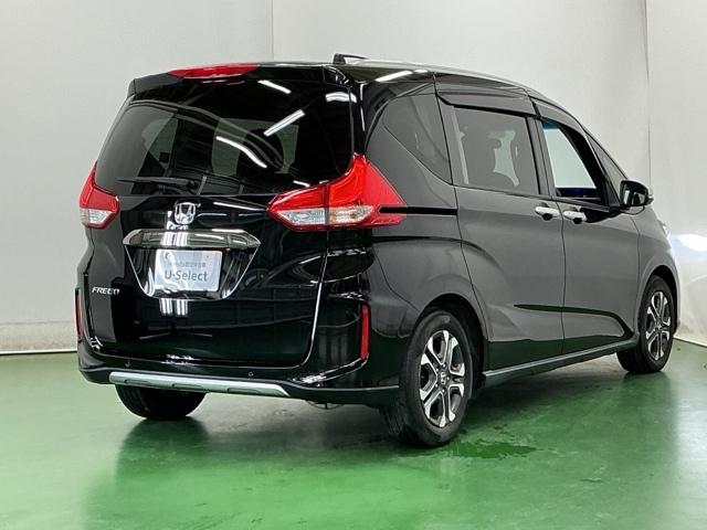 フリード クロスター・ホンダセンシング　ナビ　Ｒカメラ　ブルートゥース　フルセグ　両ＰＳＤ　ＵＳＢポート　地デジ　エアバック　Ｉストップ　ＶＳＡ　リヤカメラ　３列シート　整備記録簿　ＤＶＤ再生　イモビライザー　キーフリー　パワステ　クルコン（8枚目）