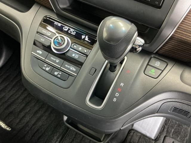 フリード クロスター・ホンダセンシング　ナビ　Ｒカメラ　ブルートゥース　フルセグ　両ＰＳＤ　ＵＳＢポート　地デジ　エアバック　Ｉストップ　ＶＳＡ　リヤカメラ　３列シート　整備記録簿　ＤＶＤ再生　イモビライザー　キーフリー　パワステ　クルコン（16枚目）