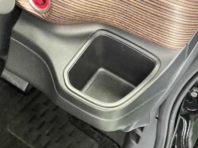 フリード クロスター・ホンダセンシング　ナビ　Ｒカメラ　ブルートゥース　フルセグ　両ＰＳＤ　ＵＳＢポート　地デジ　エアバック　Ｉストップ　ＶＳＡ　リヤカメラ　３列シート　整備記録簿　ＤＶＤ再生　イモビライザー　キーフリー　パワステ　クルコン（17枚目）