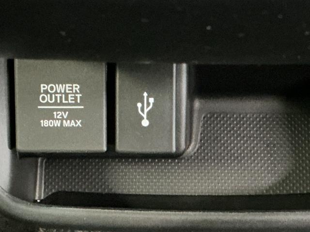 フリード クロスター・ホンダセンシング　ナビ　Ｒカメラ　ブルートゥース　フルセグ　両ＰＳＤ　ＵＳＢポート　地デジ　エアバック　Ｉストップ　ＶＳＡ　リヤカメラ　３列シート　整備記録簿　ＤＶＤ再生　イモビライザー　キーフリー　パワステ　クルコン（19枚目）