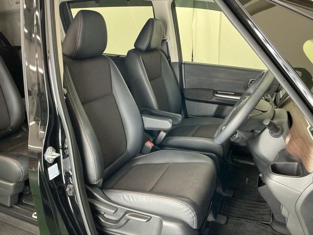 フリード クロスター・ホンダセンシング　ナビ　Ｒカメラ　ブルートゥース　フルセグ　両ＰＳＤ　ＵＳＢポート　地デジ　エアバック　Ｉストップ　ＶＳＡ　リヤカメラ　３列シート　整備記録簿　ＤＶＤ再生　イモビライザー　キーフリー　パワステ　クルコン（20枚目）