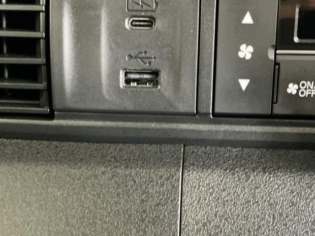 Ｎ－ＢＯＸカスタム ベースグレード　ディスプレイオーディオ　Ｒカメラ　ＵＳＢ　ＣＭＢＳ　ベンチシート　オートエアコン　スマートキ　ＬＥＤ　盗難防止装置　クルコン　バックカメラ　パワーステアリング　エアバッグ　ＥＳＣ　パワーウインドウ（18枚目）