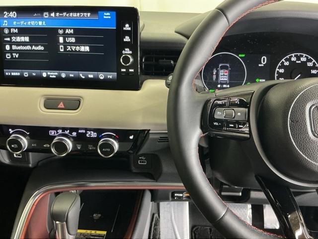 ヴェゼル ｅ：ＨＥＶＰＬａＹ　ナビ　Ｒカメラ　ブルートゥース　フルセグ　衝突被害軽減ブレーキ　カーテンエアバッグ　盗難防止装置　アイドルストップ　Ｐセンサー　ＡＢＳ　ＥＳＣ　フルオートエアコン　シートヒータ　エアバッグ　Ａライト（3枚目）