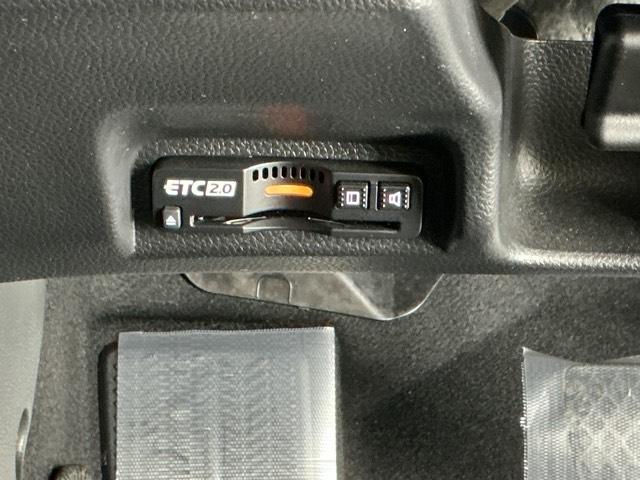 ヴェゼル ｅ：ＨＥＶＰＬａＹ　ナビ　Ｒカメラ　ブルートゥース　フルセグ　衝突被害軽減ブレーキ　カーテンエアバッグ　盗難防止装置　アイドルストップ　Ｐセンサー　ＡＢＳ　ＥＳＣ　フルオートエアコン　シートヒータ　エアバッグ　Ａライト（14枚目）