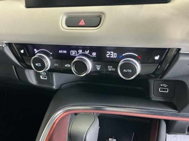 ヴェゼル ｅ：ＨＥＶＰＬａＹ　ナビ　Ｒカメラ　ブルートゥース　フルセグ　衝突被害軽減ブレーキ　カーテンエアバッグ　盗難防止装置　アイドルストップ　Ｐセンサー　ＡＢＳ　ＥＳＣ　フルオートエアコン　シートヒータ　エアバッグ　Ａライト（16枚目）