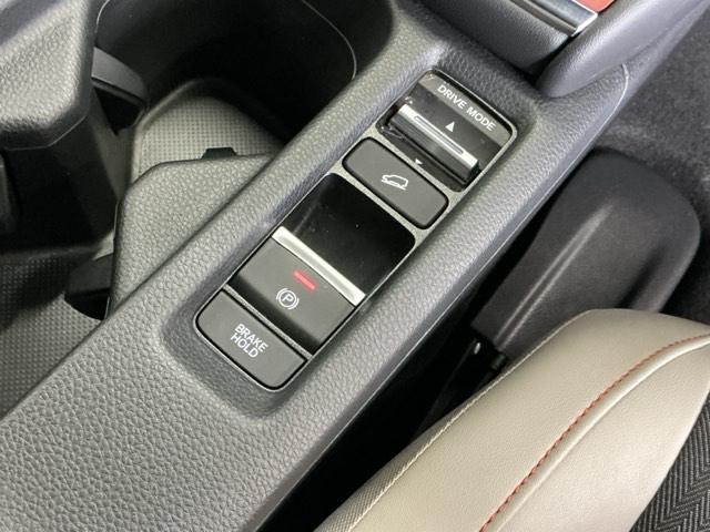 ヴェゼル ｅ：ＨＥＶＰＬａＹ　ナビ　Ｒカメラ　ブルートゥース　フルセグ　衝突被害軽減ブレーキ　カーテンエアバッグ　盗難防止装置　アイドルストップ　Ｐセンサー　ＡＢＳ　ＥＳＣ　フルオートエアコン　シートヒータ　エアバッグ　Ａライト（17枚目）